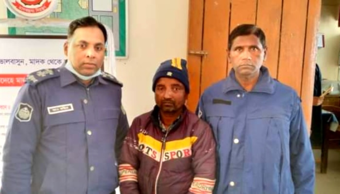 কাজে পৌঁছে দেয়ার কথা বলে কিশোরীকে ধর্ষণ, গ্রেপ্তার ধর্ষক